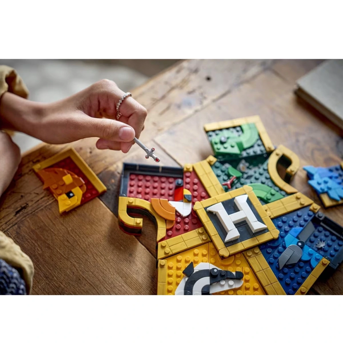 LEGO HOGWARTS HOUSE CREST 76462