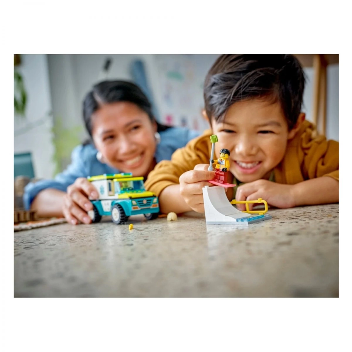 LEGO EMERGENCY AMBULANCE AND SNOWBOARDER 60403