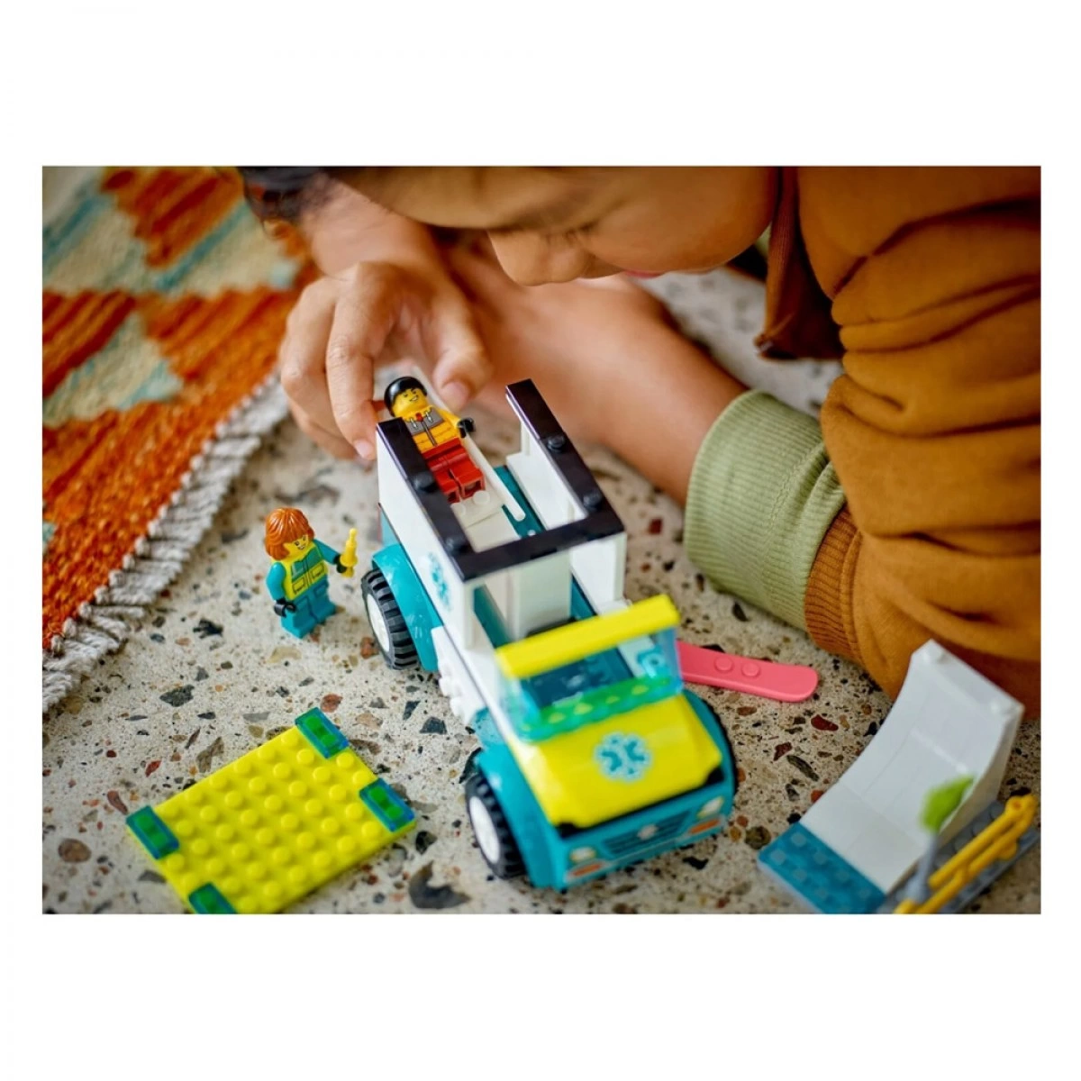 LEGO EMERGENCY AMBULANCE AND SNOWBOARDER 60403